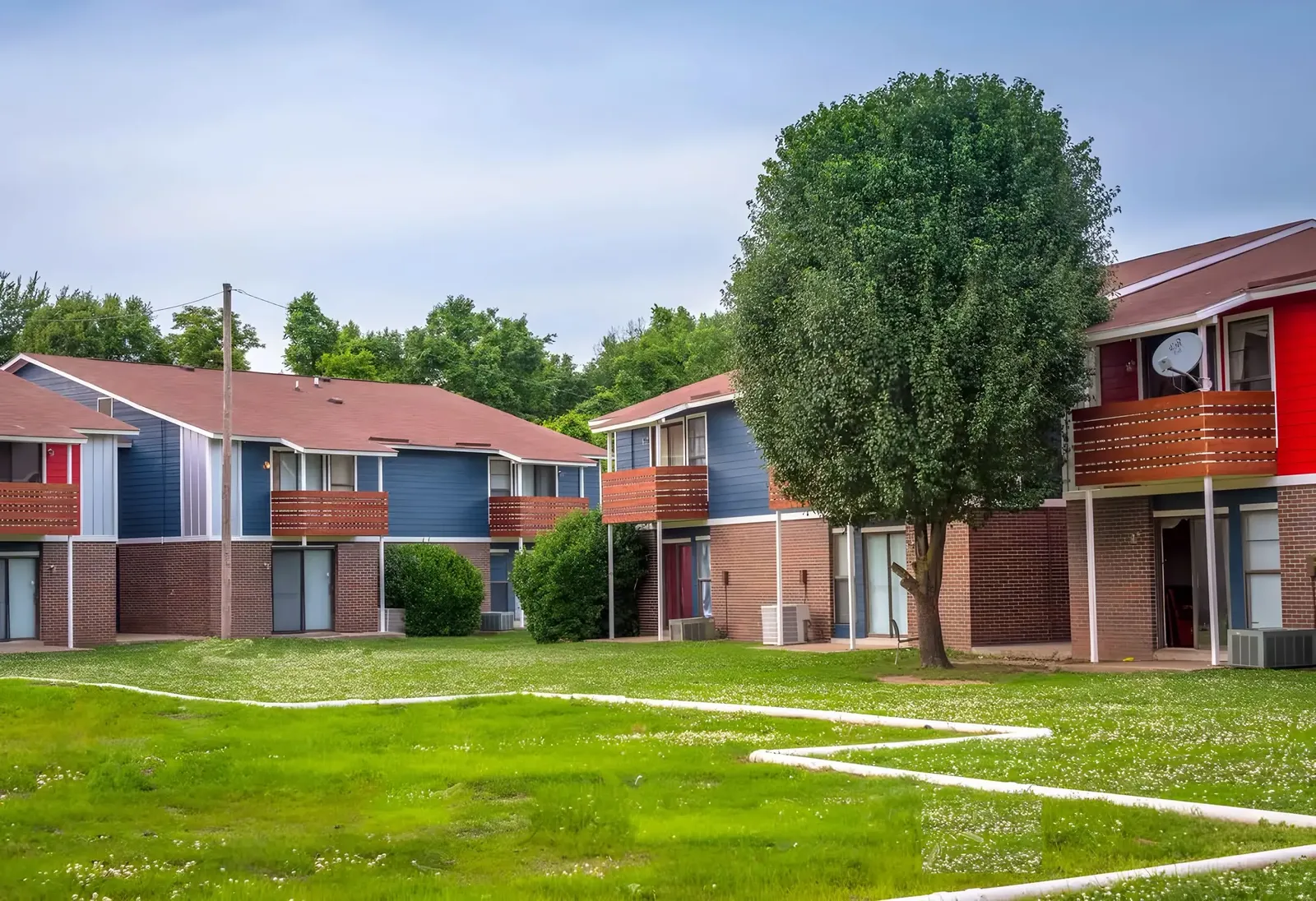 Blue Note — Community lawn and homes